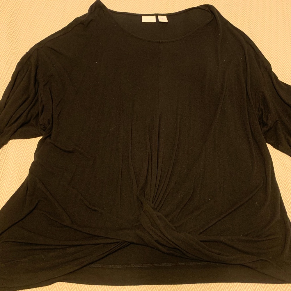 Antibes Blanc black 3/4 dolman sleeve top with twist front hem. Scoop neck. 3x.